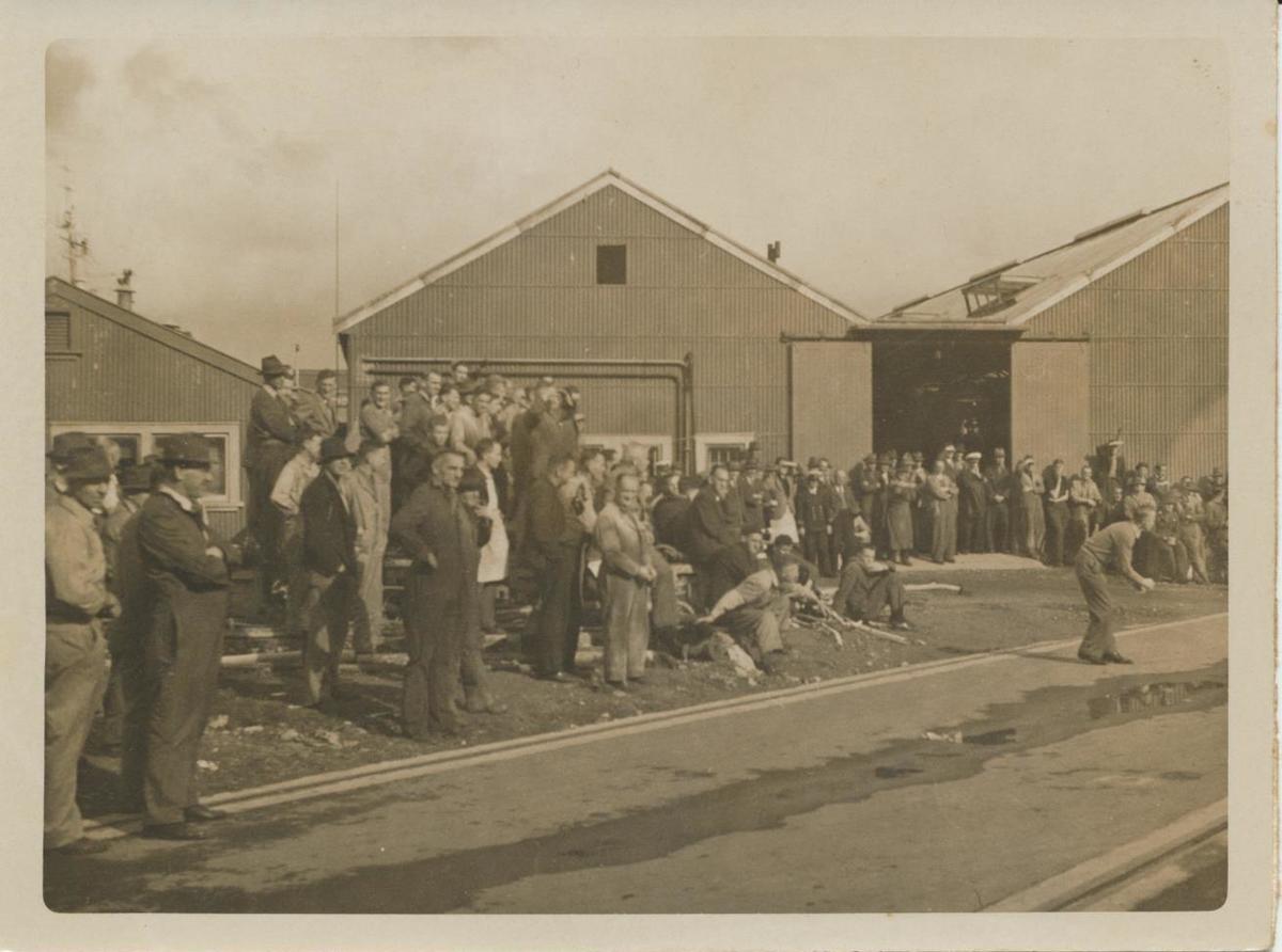 Crowd of Men Te Awamutu Museum